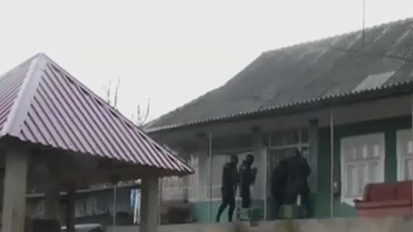 Агрессору удалось сбежать, и наручники на него надели только 28 мая.