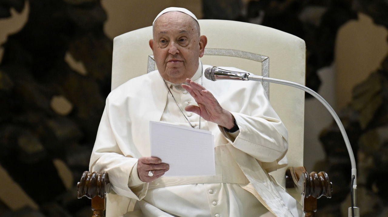 Papa Francisc se află în stare critică după o criză respiratorie.