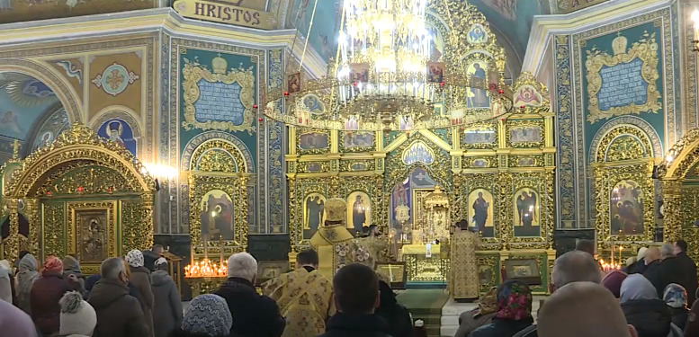 В Кафедральном соборе столицы службу провели восемь священников.