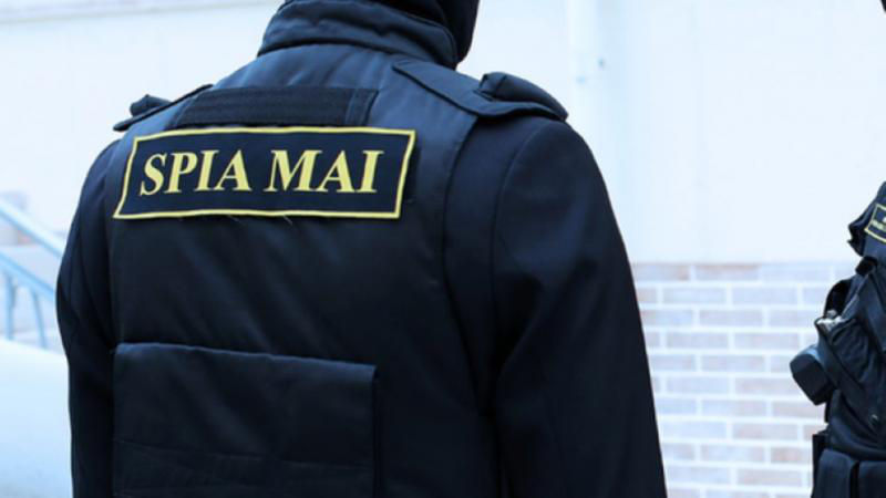Прокуроры проводят обыски на нескольких таможенных постах.