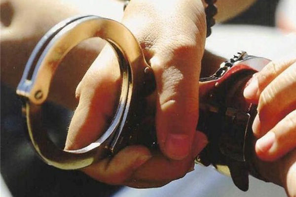 Они задержаны „за незаконные действия, проявившееся в агрессивном отношении к сотрудникам правопорядка”.
