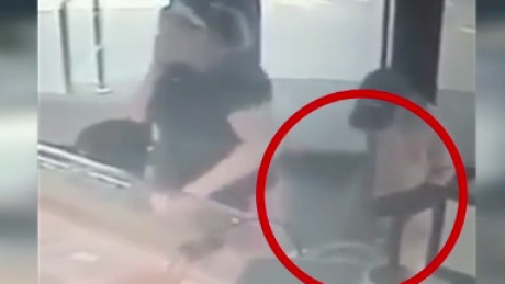 O mamă din Capitală şi-a învăţat copilul să fure. Foto: captura video