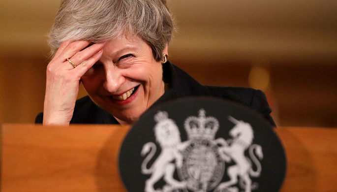 The Guardian: Мэй пыталась купить молчание парламента за титулы.