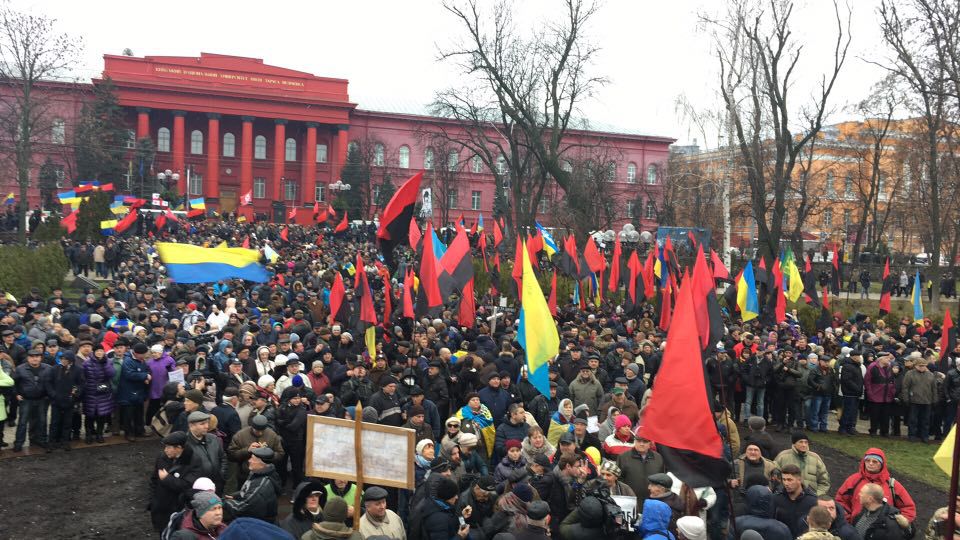 Шествие сопровождает большое количество правоохранителей, однако они не препятствуют движению колонны. 