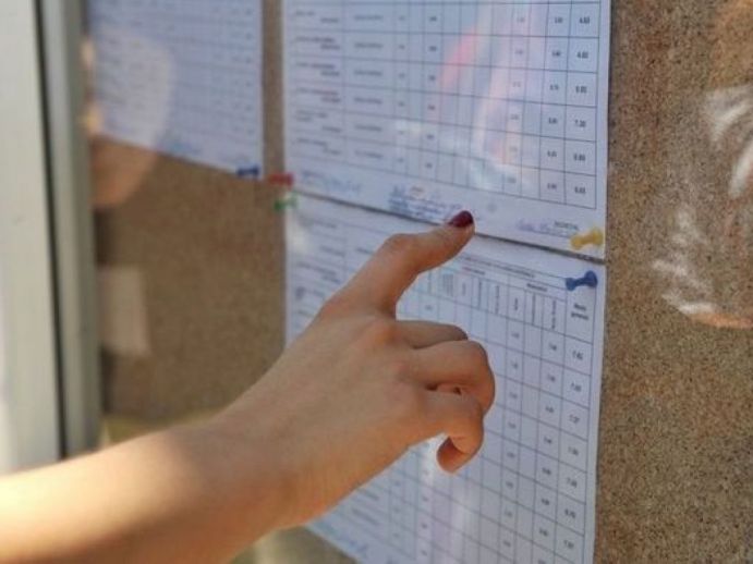 Только 44% кандидатов сдали экзамен на степень бакалавра в этом году.