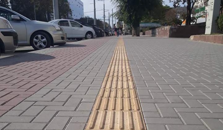 De ce a fost oprită instalarea pavajului tactil din centrul Capitalei. Foto: zdg.md