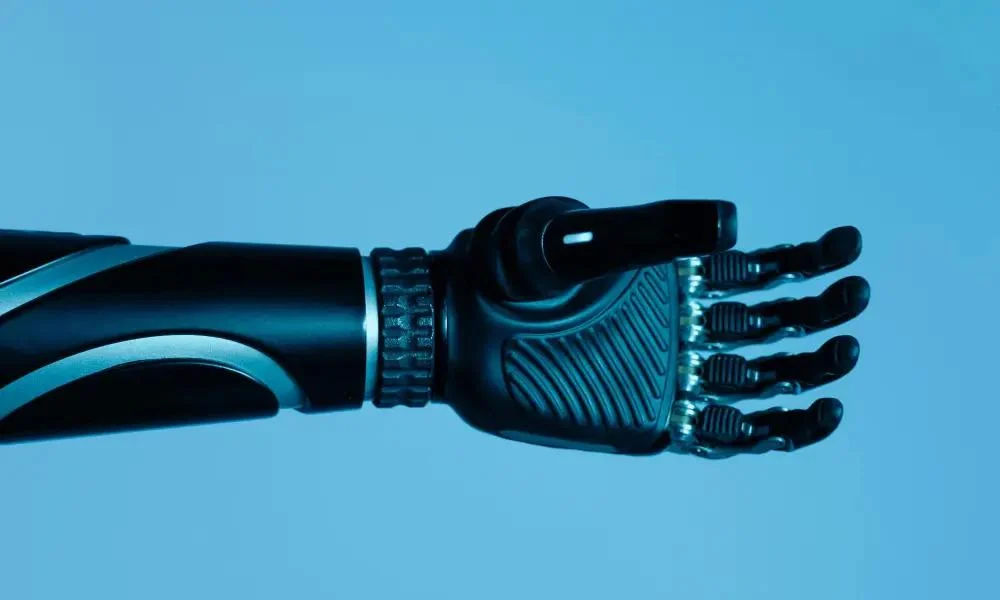 Neuralink Илона Маска начала разработку роборуки, управляемой "силой мысли".