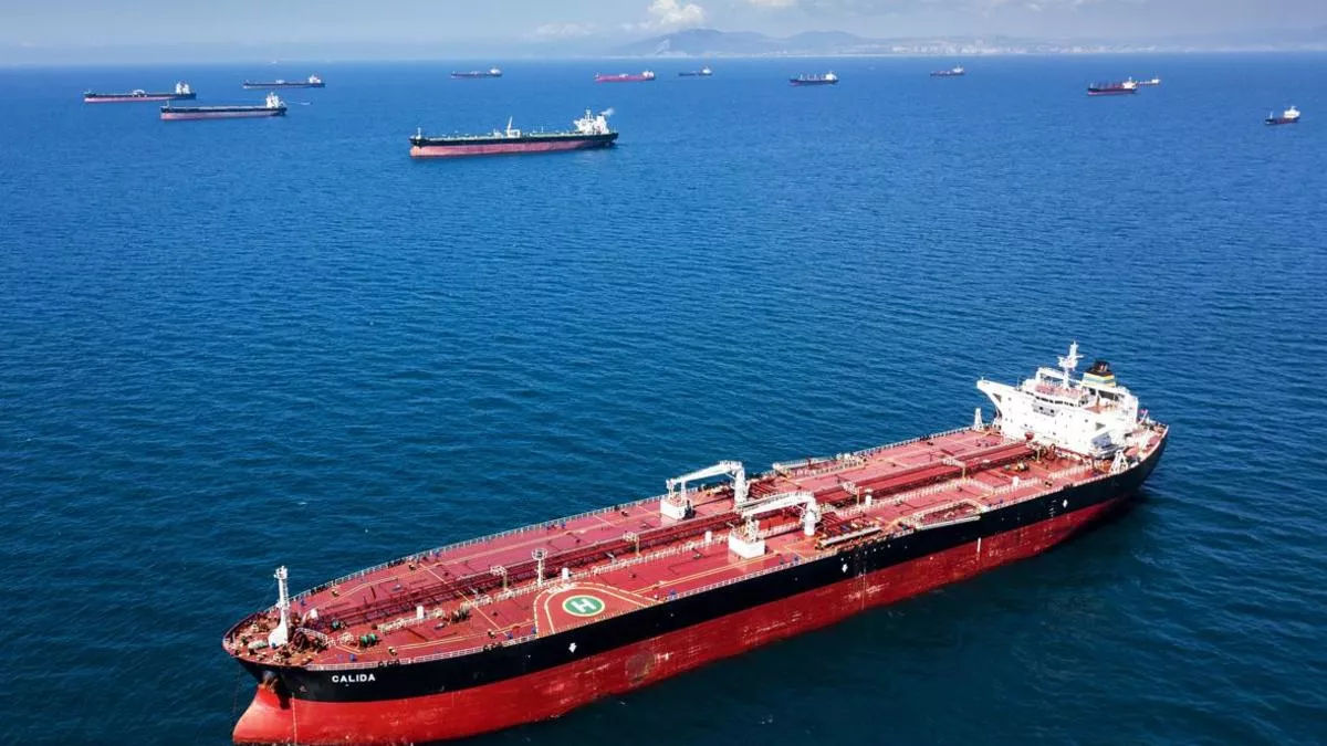 Танкеры с российской нефтью скапливаются в море после сокращения импорта Индией.