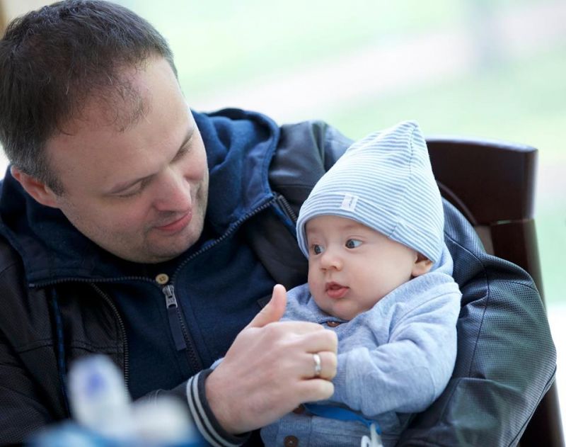 Candu şi-a arătat pentru prima dată mezinul. Foto: unimedia
