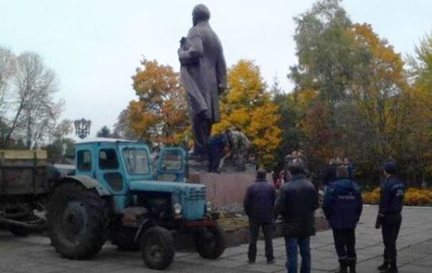 В Украине снесли последний памятник Ленину.