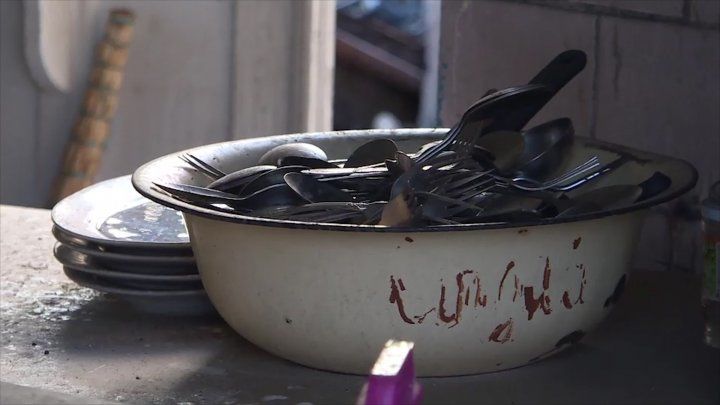 Copii claselor primare vin cu prânzul de acasă, după ce cantina a ars