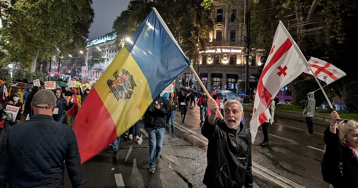 Drapelul R. Moldova, observat la protestele din Tbilisi.