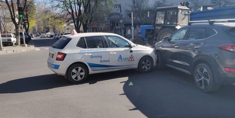 Момент столкновения машины автошколы с другим авто попал на видео. Фото: tv8.md