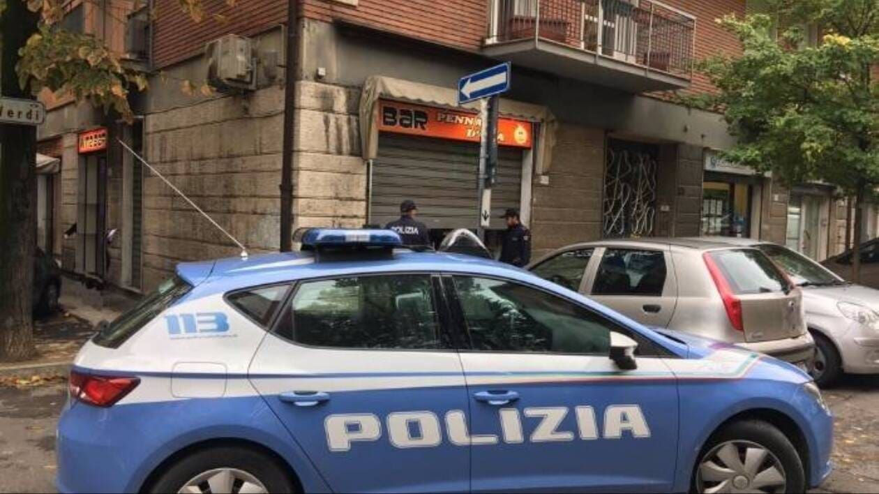 Un cetățean moldovean de 23 de ani, arestat în Italia: A furat bere și gumă de mestecat dintr-un bar.