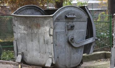Столичная полиция наградила людей, которые в конце прошлой недели обнаружили младенца в мусорном контейнере.