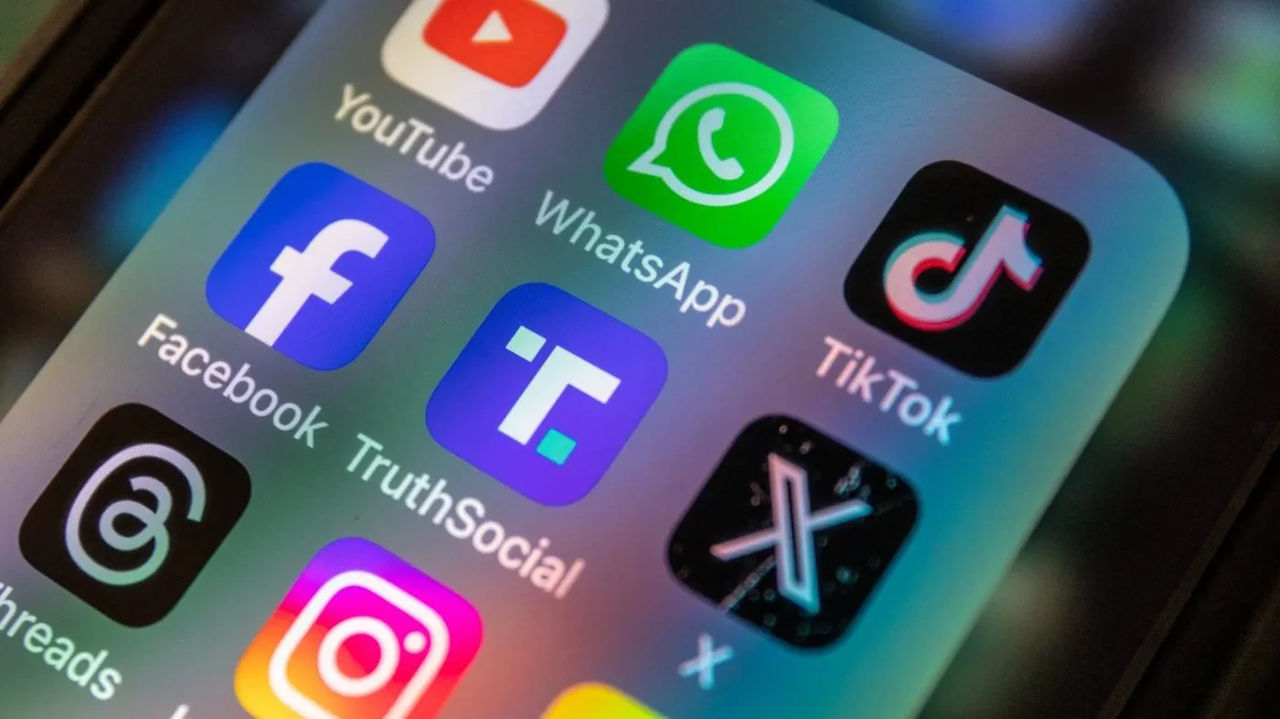 В Непале заблокировали десятки соцсетей, среди них Facebook и YouTube.