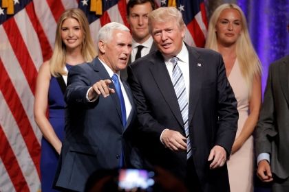 Избранный вице-президент США Майкл Пенс и Трамп.