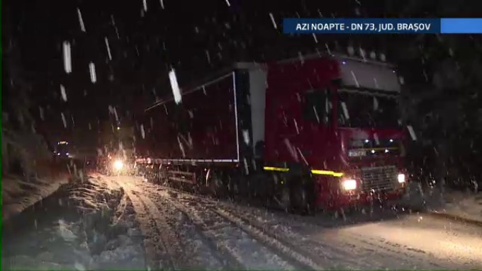 Ninge în Moldova. Câteva camioane, blocate pe un drum naţional. Foto: Ştirile ProTV
