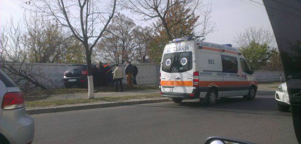 Un șofer a ajuns cu automobilul în gardul Poliției de Frontieră.  Foto: facebook.com // Sergiu Pocitar