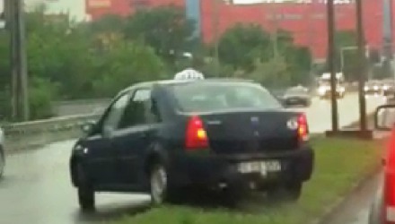 În goana după pasageri, unii taximetriști din capitală încalcă flagrant regulile de circulație.
