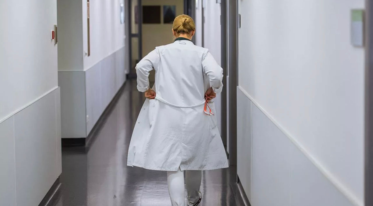 România anunță măsuri împotriva medicilor care pleacă mai devreme de la serviciu pentru a lucra la privat.