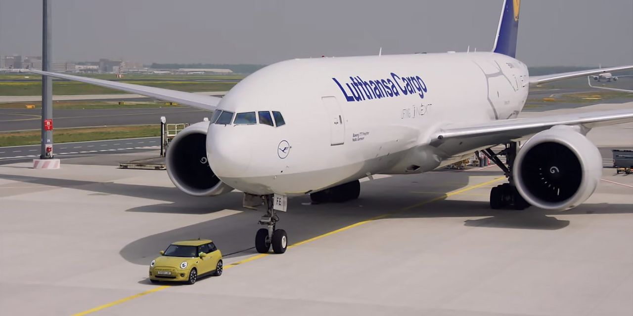 Электрический MINI буксирует 150-тонный Boeing.
