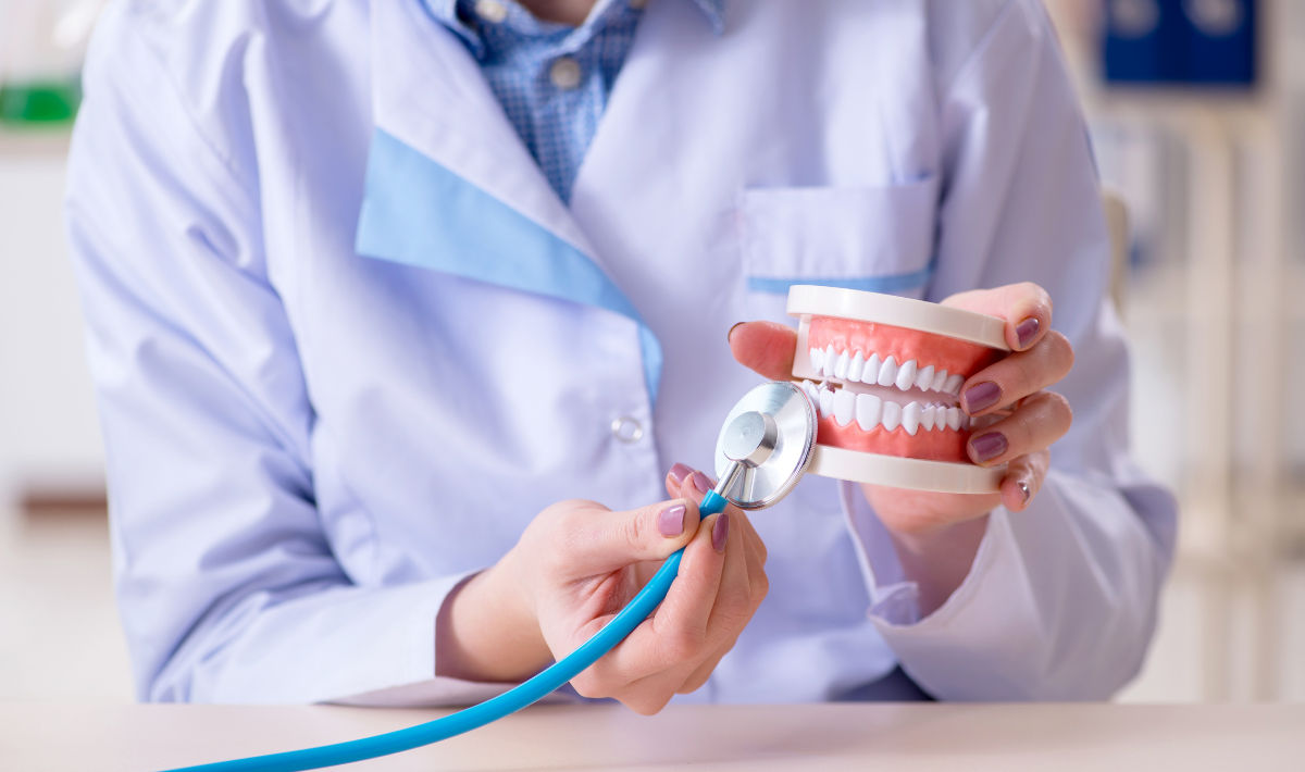Persoanele asigurate medical pot beneficia de servicii stomatologice de urgență gratuite.