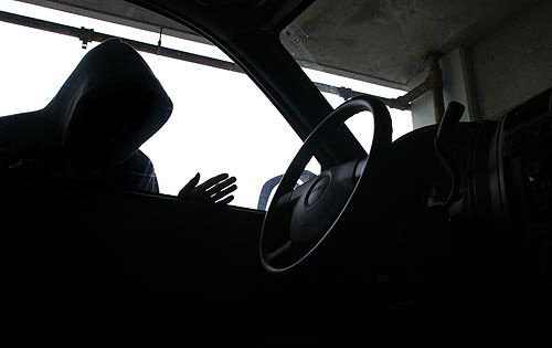 Два угонщика за сутки покушались на 2 машины, но в итоге были пойманы полицией.