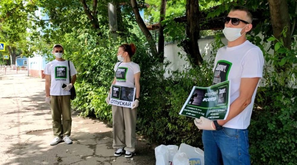 В Бельцах у тюрьмы прошел митинг: люди просили освободить заключенных.