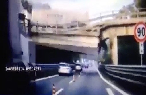 Обрушение моста с фурой на проезжающие машины в Италии попало на видео.