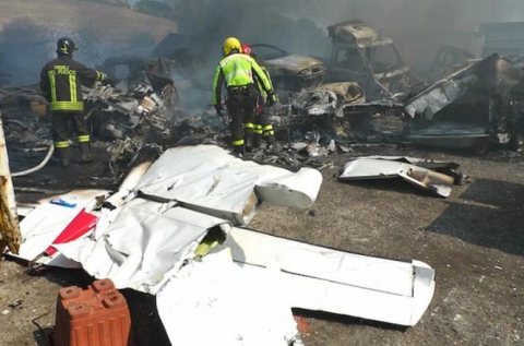 Avionul, de tip Cessna, a avut o problemă la decolare şi a încercat să se întoarcă, dar s-a prăbuşit la marginea pistei, a precizat agenţia Belga. 
