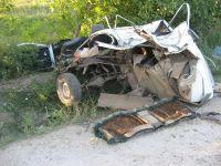 Водитель, управляя автомобилем марки Vaz 2106 на высокой скорости, не справился с управлением, съехал с дороги и врезался в ограждение. 