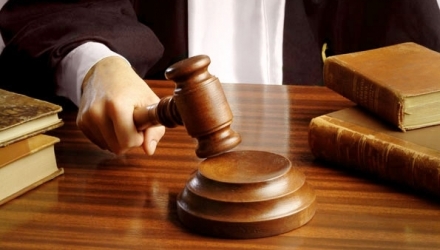 Profitând de faptul că la punctul de control al unităţii nu era nimeni, l-a intimidat psihologic şi l-a agresat fizic pe tânăr.  
