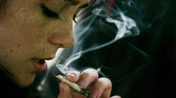 Mai mulți tineri și-au propus să sărbătorească noua lege prin încălcarea ei, plănuind să fumeze marijuana în public
