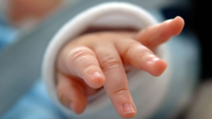 Homosexualii şi lesbienele nu au voie să adopte copii din Rusia.