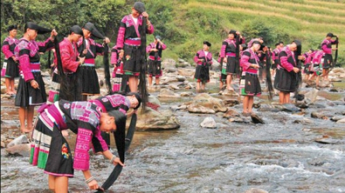 Femeile au un ritual pentru îngrijirea părului lor