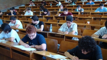 Străinii, care susțin examenul în scopul obținerii cetățeniei Republicii Moldova vor susține un examen pentru certificarea cunoașterii Constituției Republicii Moldova și un examen privind nivelul de cunoaștere a limbii de stat. 