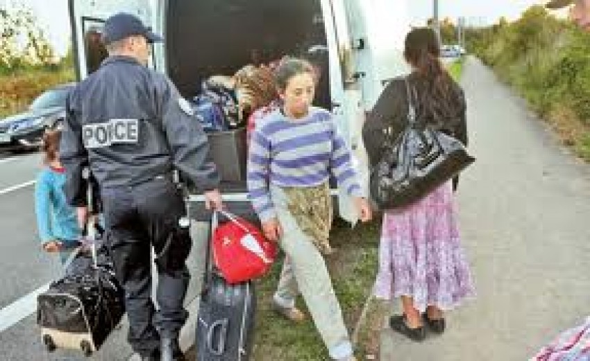 Potrivit Mediafax,  lucrătorii sunt subiectul unor intimidări rasiste şi sexiste şi al ameninţărilor