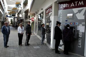 Doi din trei ciprioţi susţin ideea ieşirii ţării lor din zona euro şi consolidarea în schimb a relaţiilor cu Rusia.