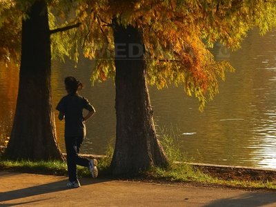 Mersul zilnic pe jos suficient pentru "a reduce semnificativ" riscul de creştere a tensiunii arteriale