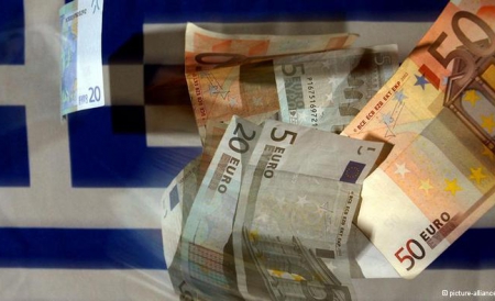 Другие жители Греции переводят деньги за границу.