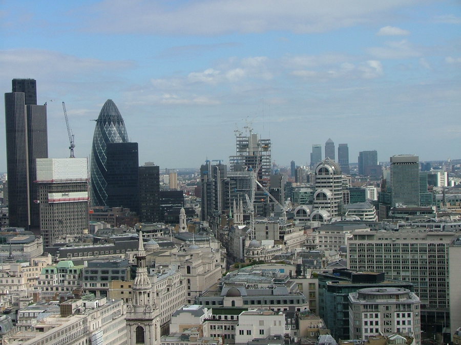 Cele mai bogate zece cartiere din Londra, incluzând Camden and Richmond, au o valoare de 552 miliarde de lire sterline, egală cu Ţara Galilor, Scoţia şi Irlanda de Nord la un loc.