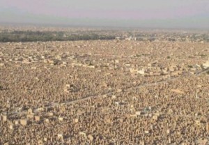 Cimitirul se întinde pe o suprafaţă ce depăşeşte 6 km2 şi adăposteşte aproape 5 miliarde de trupuri