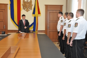 După ce şi-a mustrat aspru subalternii, l-a concediat pe şeful Poliţiei Rutiere şi un viceministru, Dorin Recean