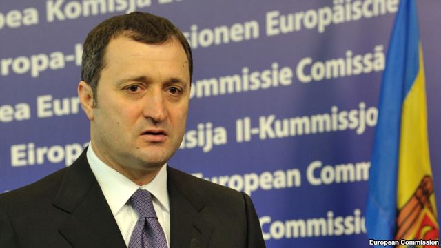 После публичной порки в парламенте и отставки правительства мяч в молдавской политической игре все же оказался на стороне Владимира Филата. Фото: europalibera.org