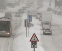 Autostrada care duce spre Viena a fost deja închisă. Din cauza condiţiilor meteorologice nefavorabile, mai mulţi şoferi au rămas blocaţi.