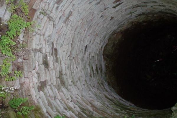 O minoră de 13 ani a murit după ce a căzut într-o fântână.