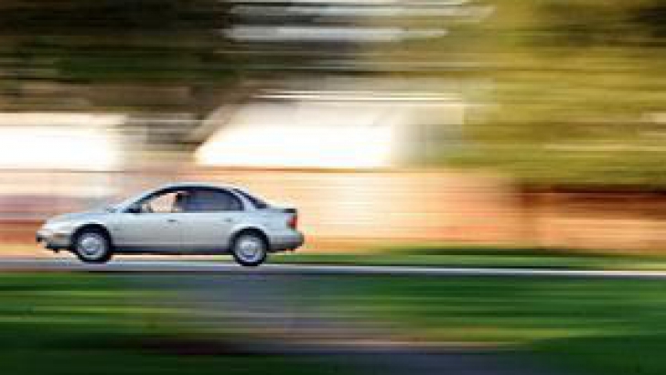 Un şofer prins pe o autostradă din Canada cu o viteză de 180 de kilometri la oră a fost amendat cu 800 de dolari şi a rămas fără permis timp de 45 de zile. 