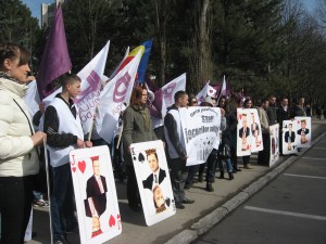 Organizația de Tineret a  Partidului Popular din Republica  Moldova a organizat, astăzi, 21 martie, un nou protest  în fața  Palatului Republicii.  