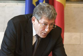 "Este o singură soluţie: Ne retragem noi trei un pic, iar în locul nostru delegăm pe altcineva şi astfel începem să rezolvăm problemele", a spus Ghimpu.